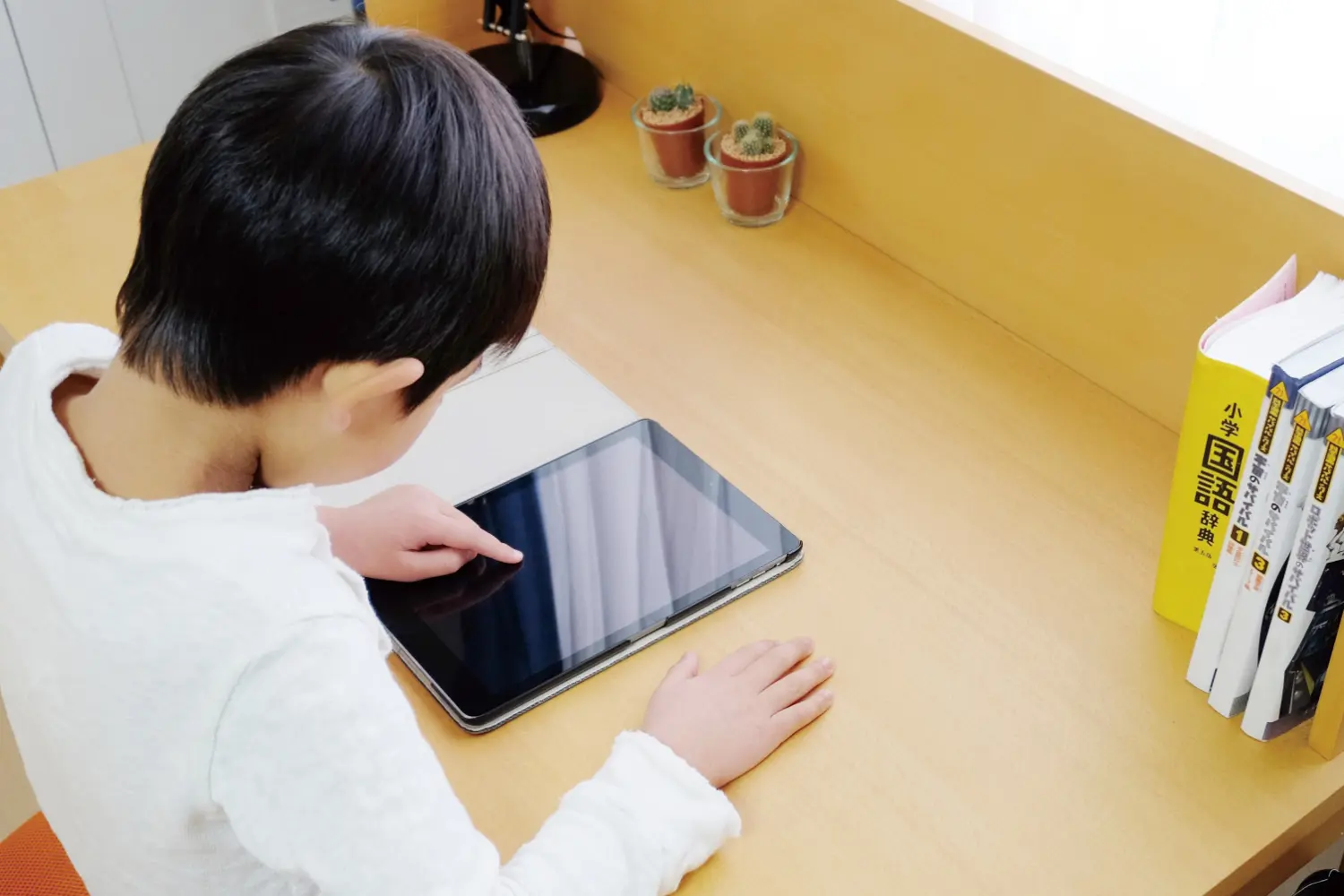 子どもがタブレットを操作