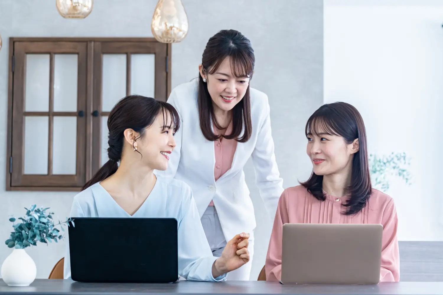 女性がミーティングをする様子